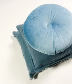 Dutch Decor - OLLY - Sierkussen Rond Velvet 40 Cm - Provincial Blue - Lichtblauw -Dutch Decor 1024x1200 1