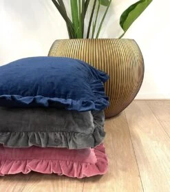 YARA - Kussenhoes 100% Katoen 45x45 Cm - Velvet - Insignia Blue - Blauw - Rondom Ruches - Met Rits -Dutch Decor 1061x1200