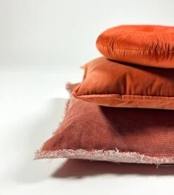 CAITH - Kussenhoes Velvet 100% Katoen 50x50 Cm - Potters Clay - Oranje / Terracotta - Exclusief Binnenkussen -Dutch Decor 1071x1200