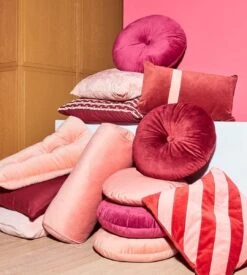 PEBBE - Sierkussen Velvet 45x45 Cm - Aurora Red - Rood - Roze - Strepen - Color Blocking - Inclusief Binnenvulling -Dutch Decor 1079x1200 6