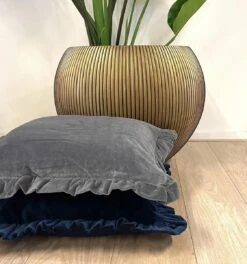 YARA - Kussenhoes 100% Katoen 45x45 Cm - Velvet - Insignia Blue - Blauw - Rondom Ruches - Met Rits -Dutch Decor 1121x1200