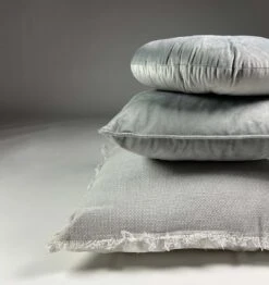 BURTO - Sierkussen Van Gewassen Katoen Micro Chip 60x60 Cm - Grijs - Inclusief Binnenvulling 15 BURTO - Sierkussen Van Gewassen Katoen Micro Chip 60x60 Cm - Grijs - Inclusief Binnenvulling -Dutch Decor 1132x1200