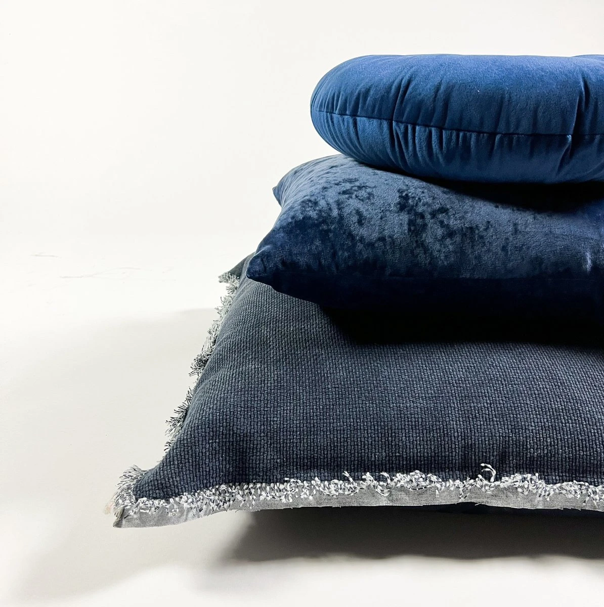 SKY - Sierkussen Velvet 45x45 Cm - Insignia Blue - Donkerblauw - Inclusief Binnenvulling 4 SKY - Sierkussen Velvet 45x45 Cm - Insignia Blue - Donkerblauw - Inclusief Binnenvulling - Afbeelding 4