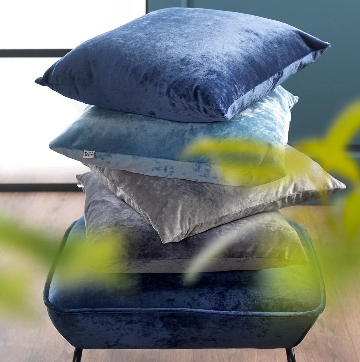 SKY - Sierkussen Velvet 45x45 Cm - Insignia Blue - Donkerblauw - Inclusief Binnenvulling 7 SKY - Sierkussen Velvet 45x45 Cm - Insignia Blue - Donkerblauw - Inclusief Binnenvulling - Afbeelding 7