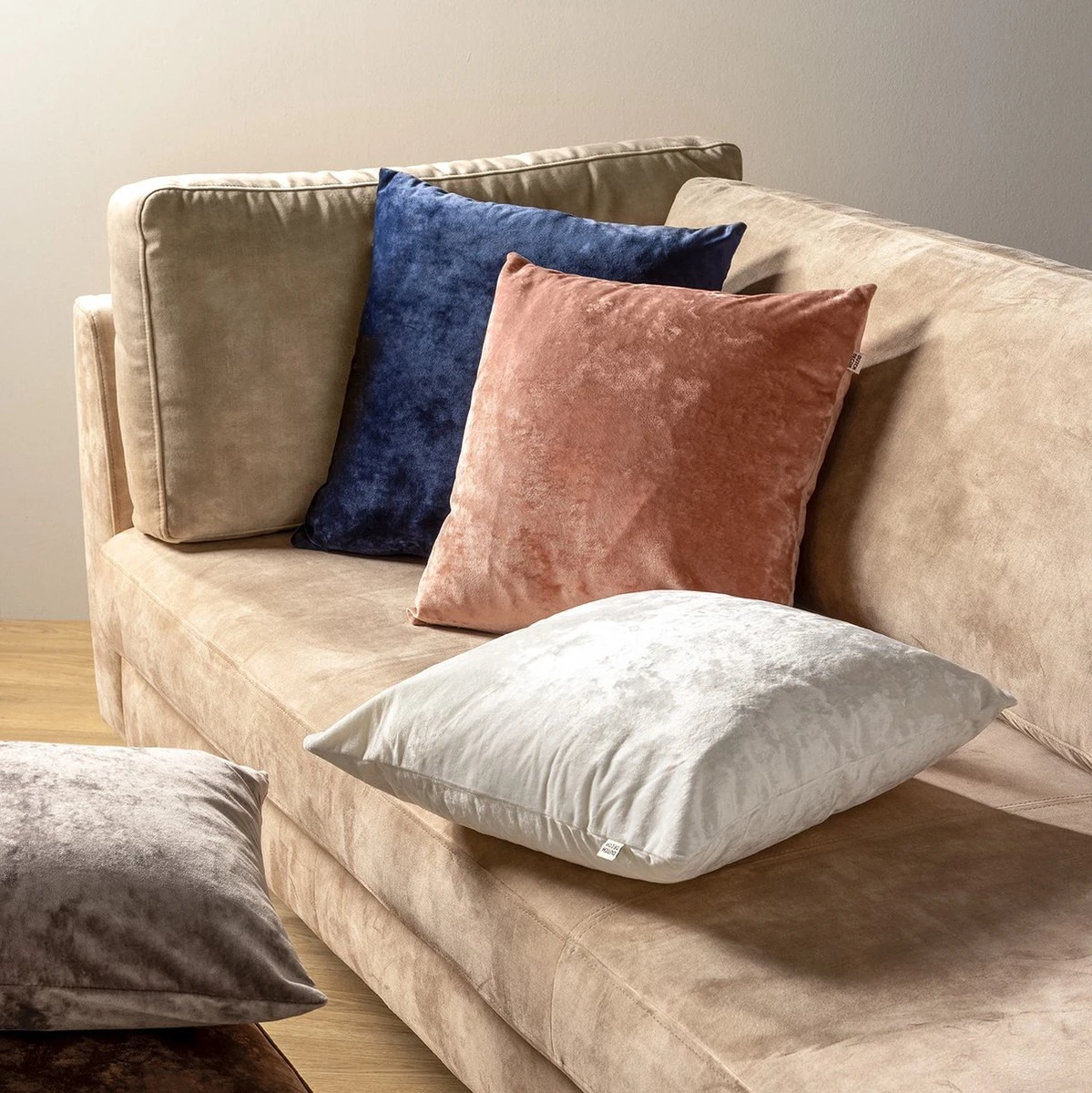 SKY - Sierkussen Velvet 45x45 Cm - Insignia Blue - Donkerblauw - Inclusief Binnenvulling 8 SKY - Sierkussen Velvet 45x45 Cm - Insignia Blue - Donkerblauw - Inclusief Binnenvulling - Afbeelding 8