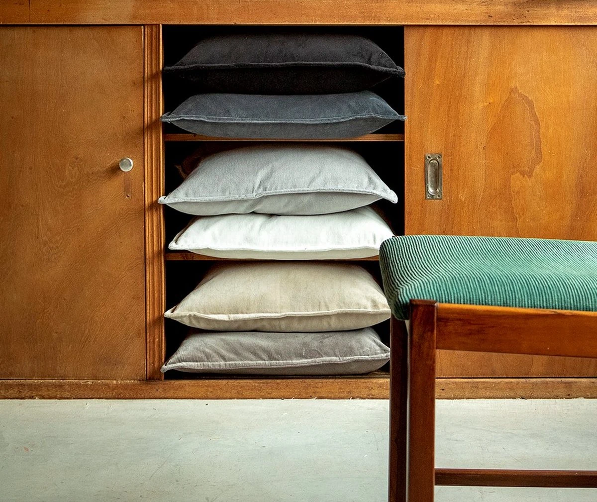 Set Van 2 Kussenhoezen - Dutch Decor CAITH - 50x50 Cm - Velvet - Micro Chip - Lichtgrijs - Unikleur 2 Set Van 2 Kussenhoezen - Dutch Decor CAITH - 50x50 Cm - Velvet - Micro Chip - Lichtgrijs - Unikleur - Afbeelding 2