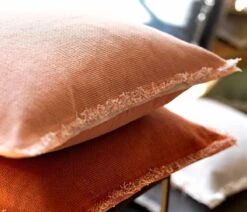 BURTO - Sierkussen Van Gewassen Katoen Potters Clay 60x60 Cm - Oranje - Inclusief Binnenvulling -Dutch Decor 1200x1028