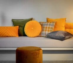 Dutch Decor - KAJA - Sierkussen Rond Velvet 40 Cm - Golden Glow - Geel -Dutch Decor 1200x1032 3