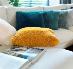 Set Van 2- Dutch Decor FLUFFY - Kussenhoezen Unikleur Golden Glow 60x60 Cm - Geel -Dutch Decor 1200x1136 1