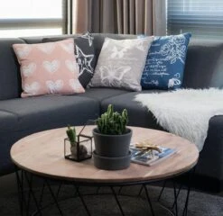 ROOS - Kussenhoes Katoen 45x45 Cm - Blauw - Wit - Rozen En Tekst - Exclusief Binnenkussen 9 ROOS - Kussenhoes Katoen 45x45 Cm - Blauw - Wit - Rozen En Tekst - Exclusief Binnenkussen -Dutch Decor 1200x1167 4