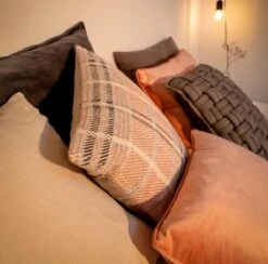 RENZO - Kussenhoes Velvet Muted Clay 45x45 Cm - Roze - Exclusief Binnenkussen -Dutch Decor 1200x1183 5