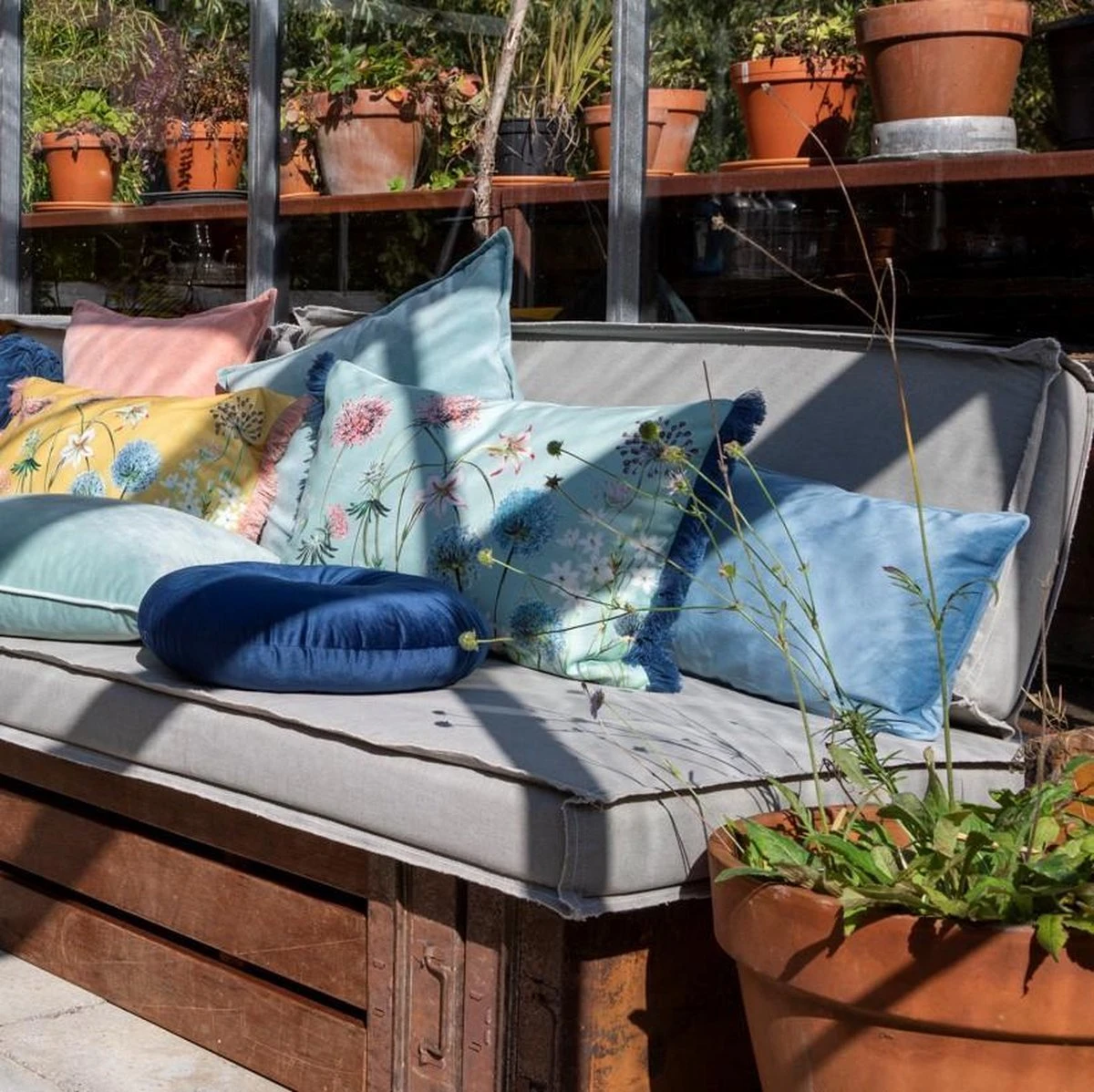 FINN - Sierkussen Velvet Provincial Blue 40x60 Cm - Blauw - Inclusief Binnenvulling 3 FINN - Sierkussen Velvet Provincial Blue 40x60 Cm - Blauw - Inclusief Binnenvulling - Afbeelding 3