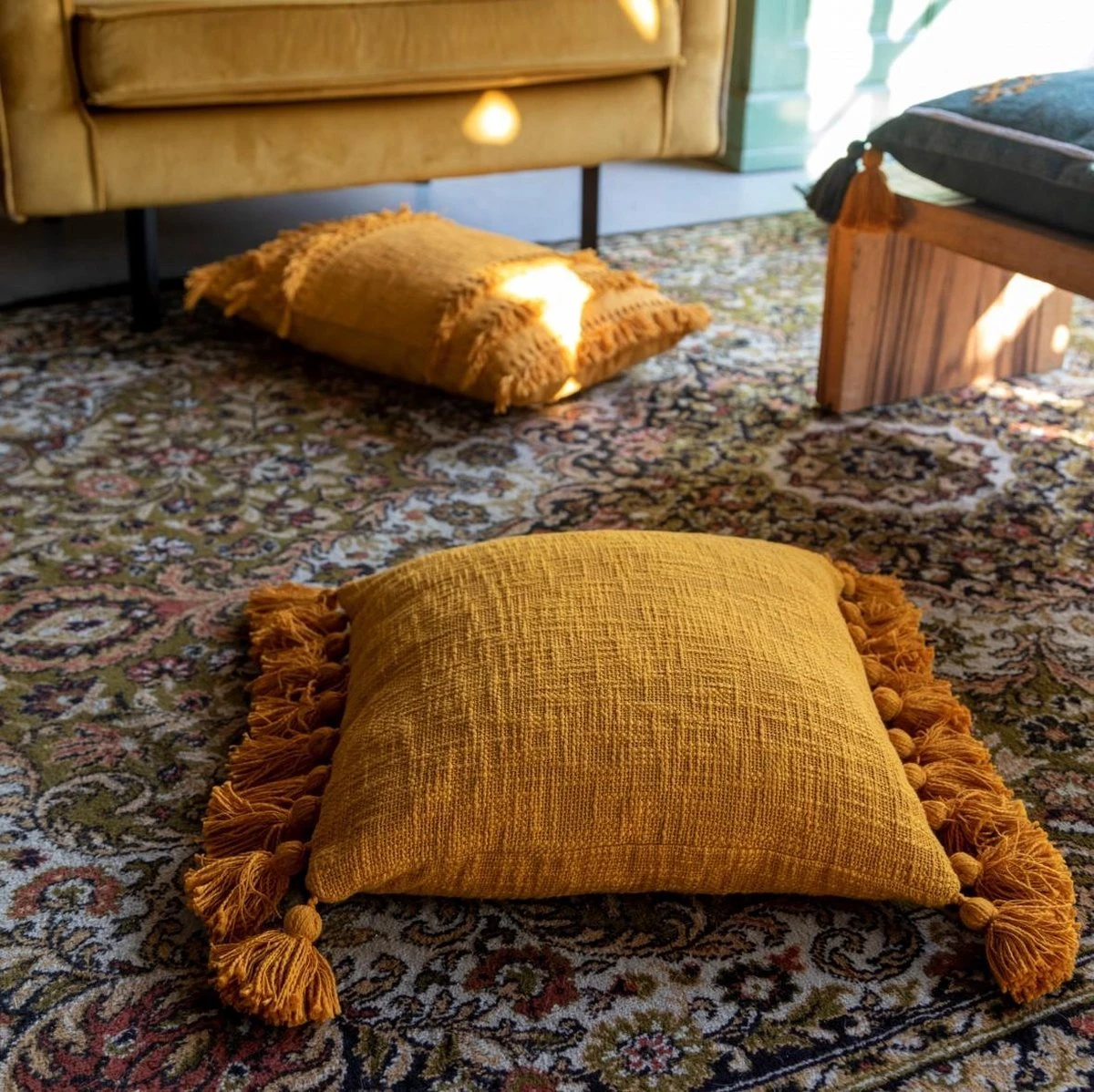 RUBY - Sierkussen Katoen 45x45 Cm - Golden Glow - Geel - Kussentje Met Flosjes - Inclusief Binnenkussen 3 RUBY - Sierkussen Katoen 45x45 Cm - Golden Glow - Geel - Kussentje Met Flosjes - Inclusief Binnenkussen - Afbeelding 3