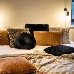 FLUFFY - Sierkussen Unikleur 45x45 Cm - Raven - Zwart - Inclusief Binnenvulling -Dutch Decor 1200x1199 53