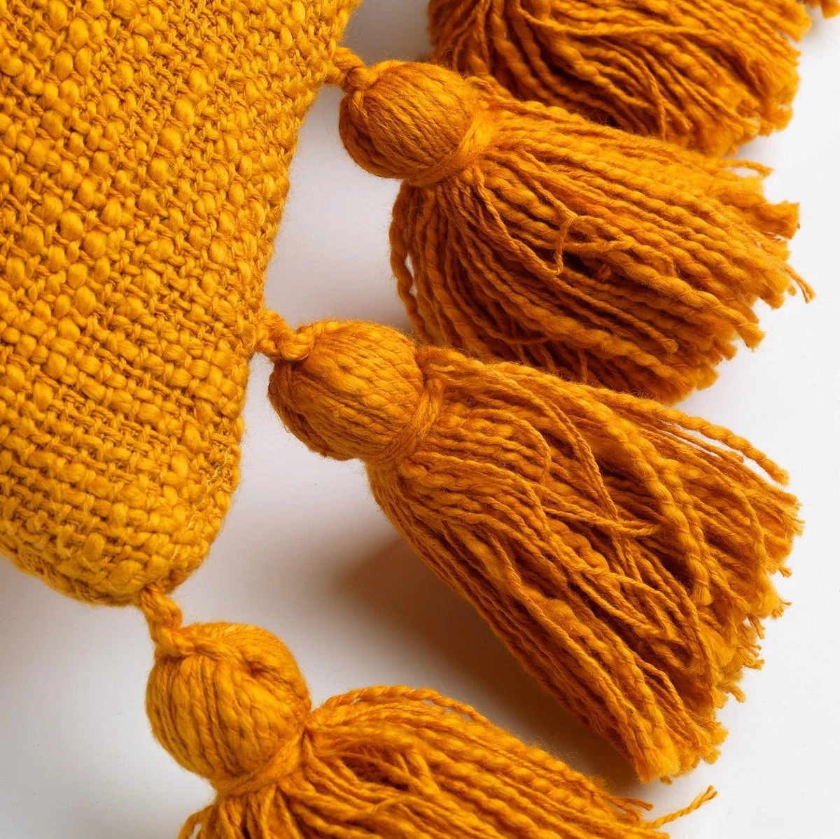 RUBY - Sierkussen Katoen 45x45 Cm - Golden Glow - Geel - Kussentje Met Flosjes - Inclusief Binnenkussen 2 RUBY - Sierkussen Katoen 45x45 Cm - Golden Glow - Geel - Kussentje Met Flosjes - Inclusief Binnenkussen - Afbeelding 2