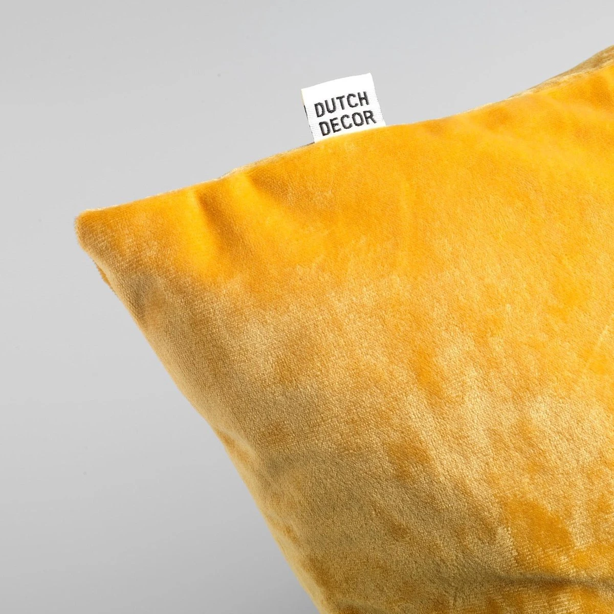 SKY - Sierkussen Velvet 45x45 Cm - Golden Glow - Geel - Inclusief Binnenvulling 2 SKY - Sierkussen Velvet 45x45 Cm - Golden Glow - Geel - Inclusief Binnenvulling - Afbeelding 2