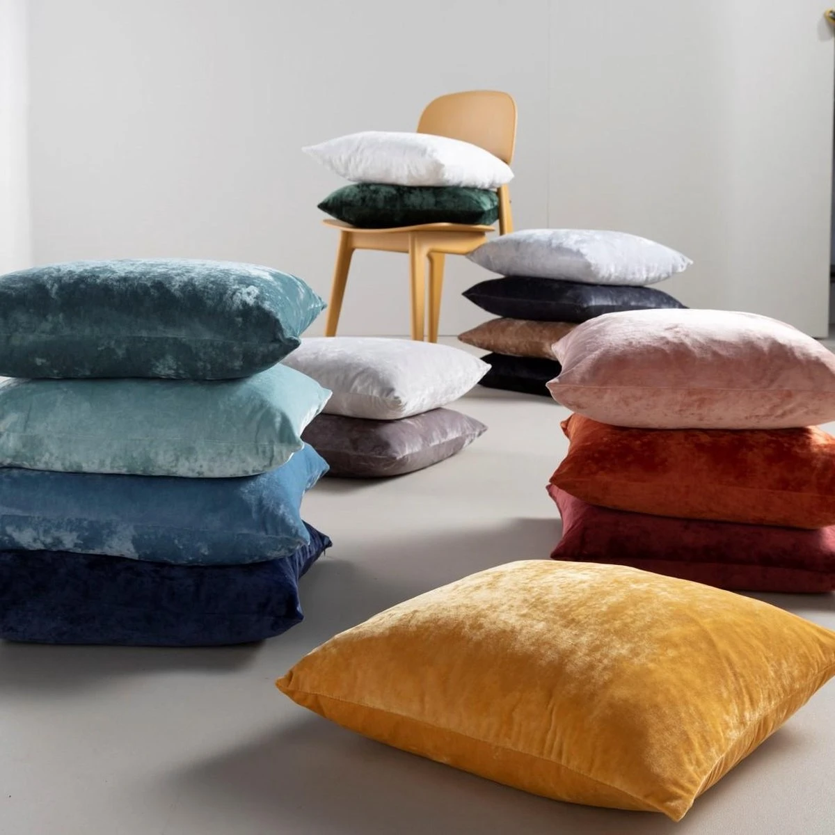 SKY - Sierkussen Velvet 45x45 Cm - Golden Glow - Geel - Inclusief Binnenvulling 3 SKY - Sierkussen Velvet 45x45 Cm - Golden Glow - Geel - Inclusief Binnenvulling - Afbeelding 3