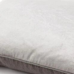 SCANDRA - Sierkussen 45x45 Cm - Lichtgrijs / Taupe - Met Knopen - Inclusief Binnenkussen -Dutch Decor 1200x1200 1054