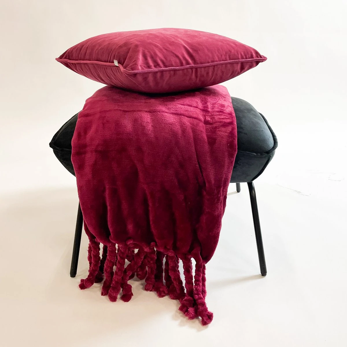 Dutch Decor - FLORIJN - Plaid Fleece 150x200 Cm - Red Plum - Donkerroze - Superzacht - Met Franjes - Deken 5 Dutch Decor - FLORIJN - Plaid Fleece 150x200 Cm - Red Plum - Donkerroze - Superzacht - Met Franjes - Deken - Afbeelding 5