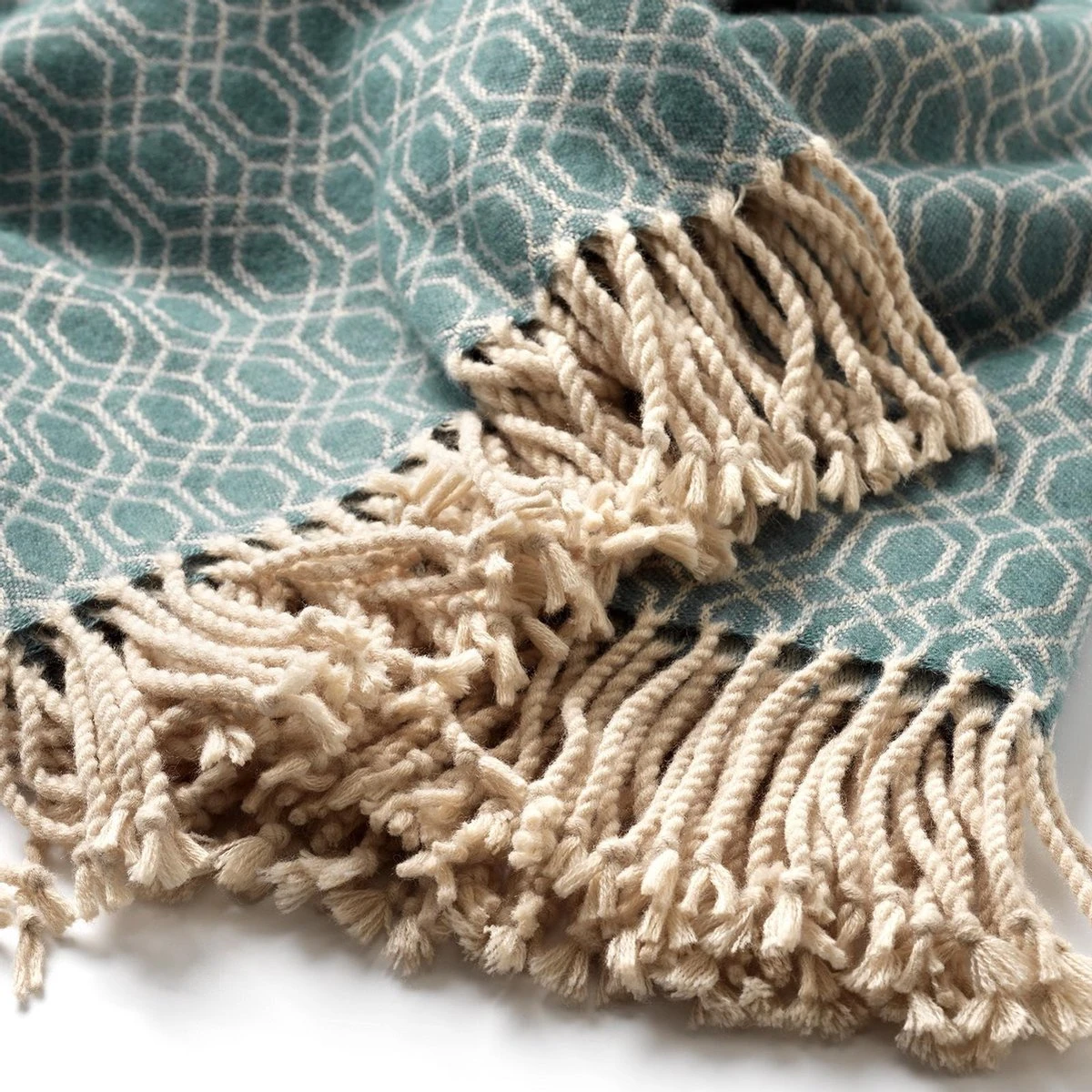 Dutch Decor - ELODIE - Plaid 140x180 Cm - Sagebrush Green - Lichtgroen & Beige - Franjes - Geometrisch Patroon - Deken 2 Dutch Decor - ELODIE - Plaid 140x180 Cm - Sagebrush Green - Lichtgroen & Beige - Franjes - Geometrisch Patroon - Deken - Afbeelding 2