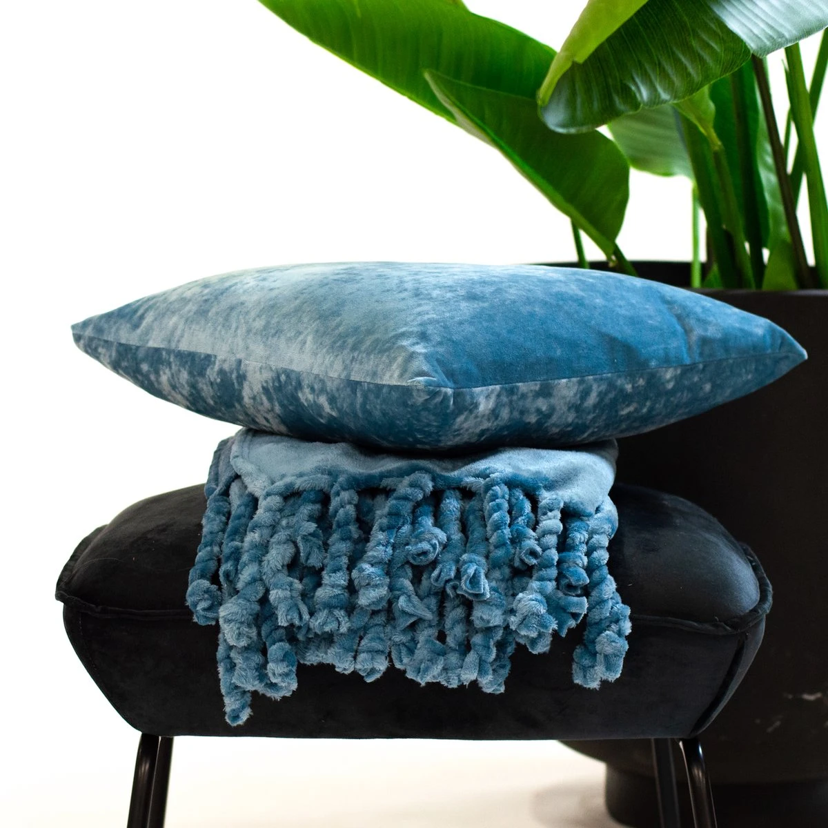 Dutch Decor - FLORIJN - Plaid Fleece 150x200 Cm - Provincial Blue - Blauw - Superzacht - Met Franjes - Deken 3 Dutch Decor - FLORIJN - Plaid Fleece 150x200 Cm - Provincial Blue - Blauw - Superzacht - Met Franjes - Deken - Afbeelding 3