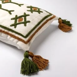 ZITA - Kussenhoes Katoen 40x60 Cm - Chive - Groen / Wit / Bruin - Met Flosjes - Exclusief Binnenkussen -Dutch Decor 1200x1200 239