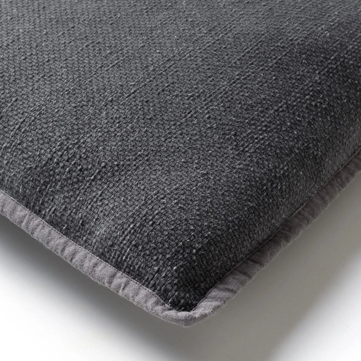 BOWIE - Kussenhoes Gewassen Katoen 45x45 Cm - Charcoal Gray - Antraciet - Exclusief Binnenkussen 4 BOWIE - Kussenhoes Gewassen Katoen 45x45 Cm - Charcoal Gray - Antraciet - Exclusief Binnenkussen - Afbeelding 4