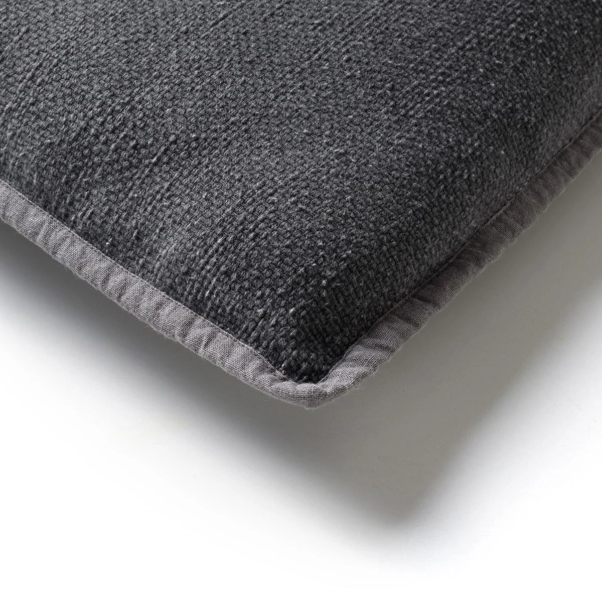 BOWIE - Kussenhoes Gewassen Katoen 45x45 Cm - Charcoal Gray - Antraciet - Exclusief Binnenkussen 5 BOWIE - Kussenhoes Gewassen Katoen 45x45 Cm - Charcoal Gray - Antraciet - Exclusief Binnenkussen - Afbeelding 5