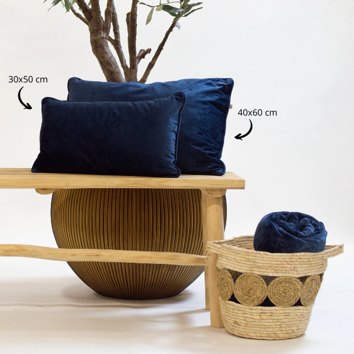 FINN - Kussenhoes Velvet 30x50 Cm - Insignia Blue - Donkerblauw - Exclusief Binnenkussen 3 FINN - Kussenhoes Velvet 30x50 Cm - Insignia Blue - Donkerblauw - Exclusief Binnenkussen - Afbeelding 3