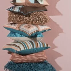 SARITA - Kussenhoes Geborduurd 45x45 Cm - Petrol - Roze - Blauwe Achterkant - 100% Katoen - Met Rits -Dutch Decor 1200x1200 438