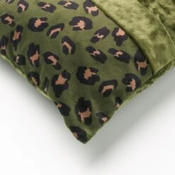 BAILEY - Kussenhoes Velvet 30x50 Cm Chive - Groen - Panterprint - Met Rits -Dutch Decor 1200x1200 452
