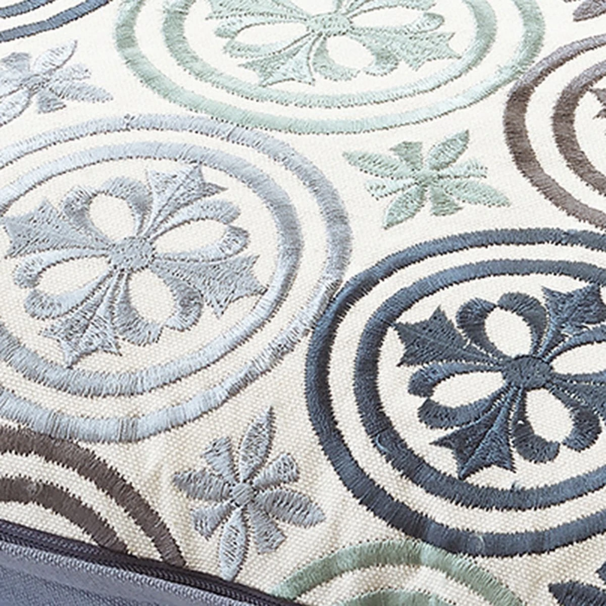 DILAN - Kussenhoes Geborduurd 45x45 Cm - Denim - Blauw - Bloemetjes - 100% Katoen - Exclusief Binnenkussen 3 DILAN - Kussenhoes Geborduurd 45x45 Cm - Denim - Blauw - Bloemetjes - 100% Katoen - Exclusief Binnenkussen - Afbeelding 3