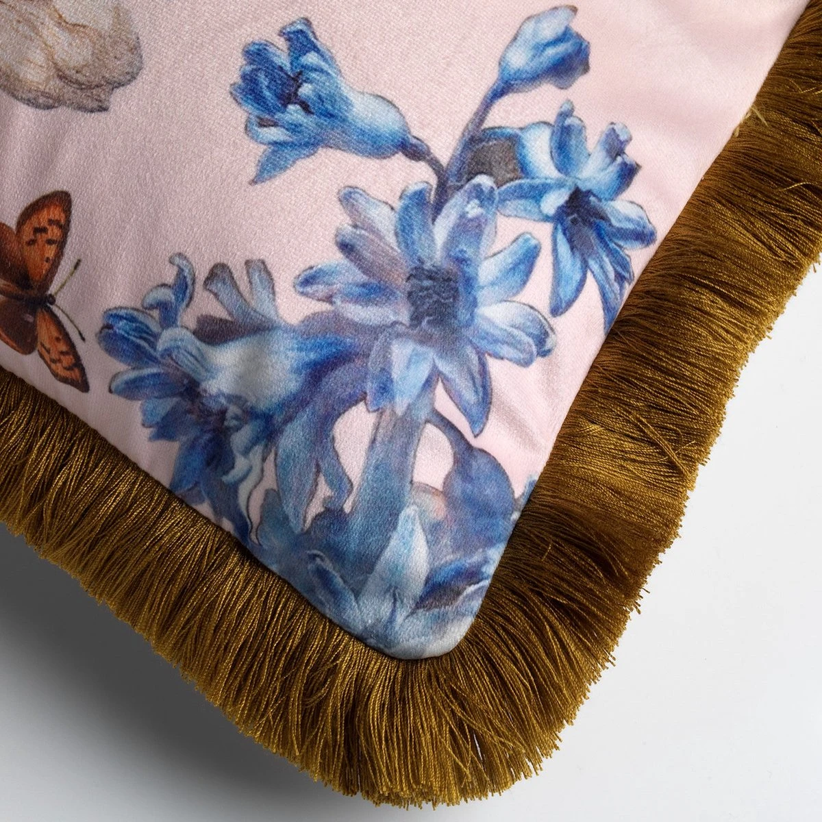 HANNA - Kussenhoes Velvet - 45x45 Cm - Dusty Pink - Roze Bloemen - Vlinders - Franjes - Exclusief Binnenkussen 2 HANNA - Kussenhoes Velvet - 45x45 Cm - Dusty Pink - Roze Bloemen - Vlinders - Franjes - Exclusief Binnenkussen - Afbeelding 2