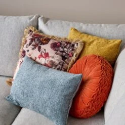 YASMIN - Sierkussen Velvet 45x45 Cm Semolina - Beige - Franjes - Inclusief Binnenvulling -Dutch Decor 1200x1200 588