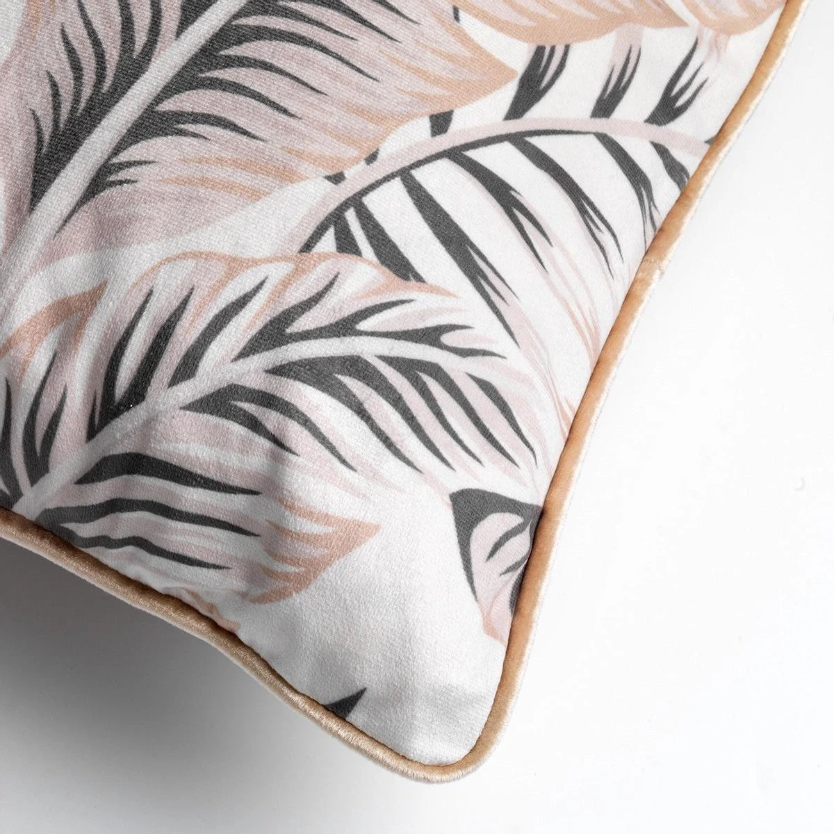 PALMER - Sierkussen Velvet Pumice Stone 45x45 Cm - Beige - Inclusief Binnenvulling 3 PALMER - Sierkussen Velvet Pumice Stone 45x45 Cm - Beige - Inclusief Binnenvulling - Afbeelding 3