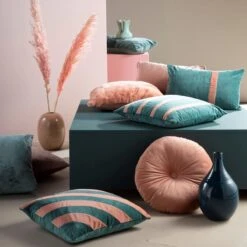 PEBBE - Sierkussen Velvet 45x45 Cm - Sagebrush Green - Groen - Roze - Strepen - Inclusief Binnenvulling -Dutch Decor 1200x1200 652