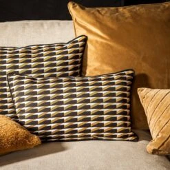 JAVIER - Sierkussen 30x50 Cm Raven - Zwart - Inclusief Binnenkussen -Dutch Decor 1200x1200 688