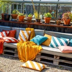 Dutch Decor - SANZENO - Outdoor Kussenhoes 45x45 Cm - Waterafstotend En Uv-bestendig - Gestreept - Golden Glow - Wit En Geel - Buitenkussen - Tuinkussen - Loungekussen- Voor Buiten -Dutch Decor 1200x1200 69