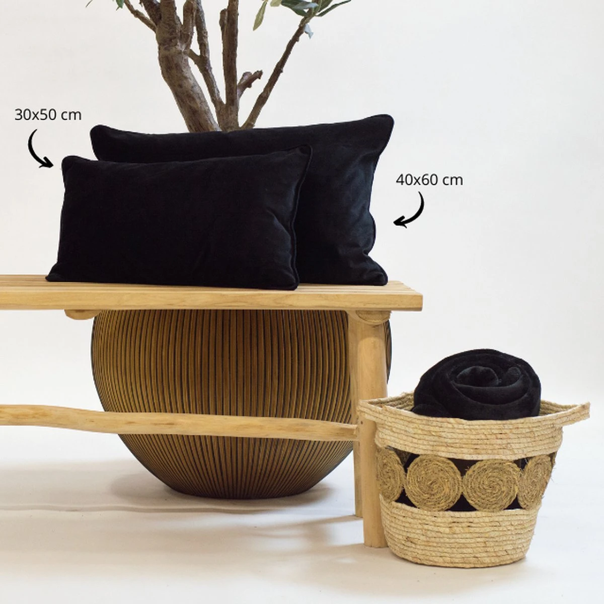 FINN - Sierkussen Velvet Raven 40x60 Cm - Zwart - Inclusief Binnenvulling 4 FINN - Sierkussen Velvet Raven 40x60 Cm - Zwart - Inclusief Binnenvulling - Afbeelding 4