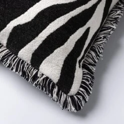 ZABY- Sierkussen 45x45 Cm Raven - Zwart - Inclusief Binnenvulling -Dutch Decor 1200x1200 876