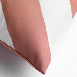 Dutch Decor - SANZENO - Outdoor Sierkussen 45x45 Cm - Waterafstotend En Uv-bestendig - Gestreept - Muted Clay - Wit En Roze - Buitenkussen - Tuinkussen - Loungekussen- Voor Buiten -Dutch Decor 1200x1200 894