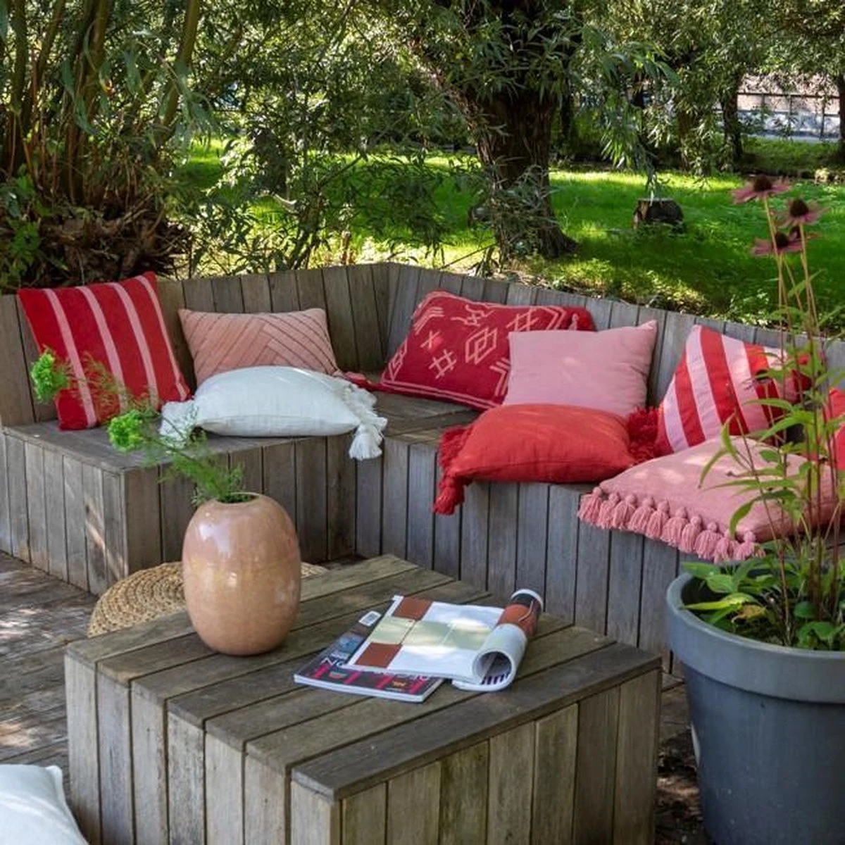 PEMM - Sierkussen Velvet 45x45 Cm - Rood - Aurora Red - Roze Streepjes - Color Blocking - Inclusief Binnenkussen 5 PEMM - Sierkussen Velvet 45x45 Cm - Rood - Aurora Red - Roze Streepjes - Color Blocking - Inclusief Binnenkussen - Afbeelding 5