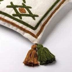 ZITA - Kussenhoes Katoen 45x45 Cm - Chive - Groen / Wit / Bruin - Met Flosjes - Met Rits -Dutch Decor 1200x1200 98