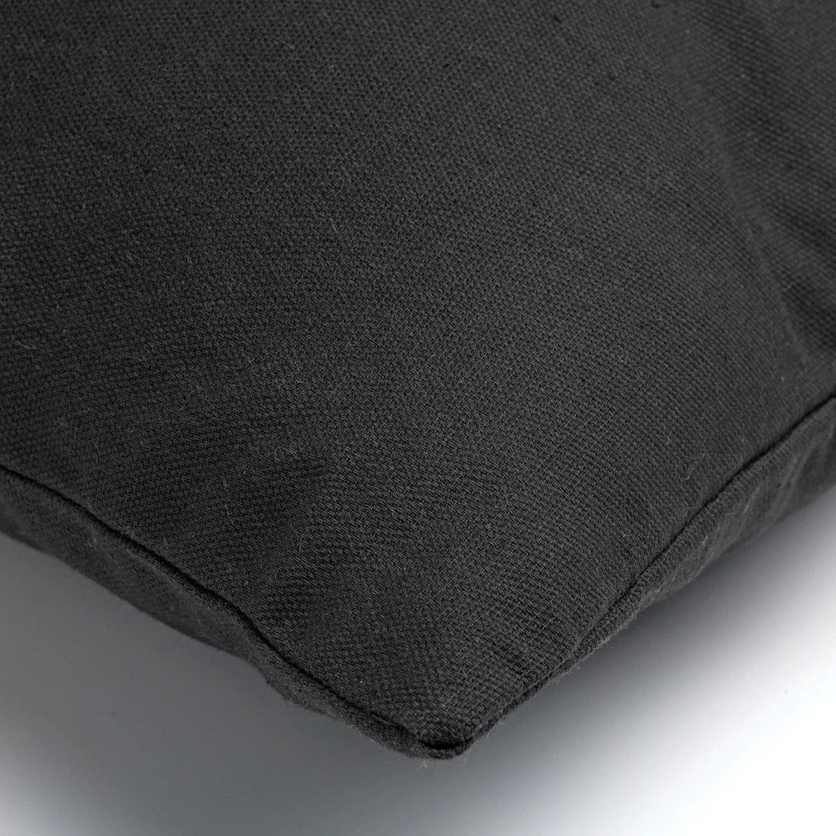 JAMES - Sierkussen Katoen 45x45 Cm - Raven - Zwart - Inclusief Binnenvulling 2 JAMES - Sierkussen Katoen 45x45 Cm - Raven - Zwart - Inclusief Binnenvulling - Afbeelding 2