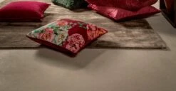 MINOU - Sierkussen 45x45 Cm - Velvet - Bloemen - Red Plum - Roze - Rood - Groen - Streepjes - Inclusief Binnenvulling -Dutch Decor 1200x624