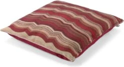 LUUK - Sierkussen 45x45 Cm - Bordeaux - Rood - Roze - Streepjes - Retro - Inclusief Binnenvulling -Dutch Decor 1200x652 3