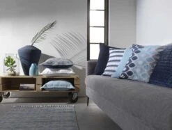 EGEA - Sierkussen Geborduurd 45x45 Cm - Lichtgrijs - Lichtblauw - Donkerblauw - Inclusief Binnenkussen -Dutch Decor 1200x910 1