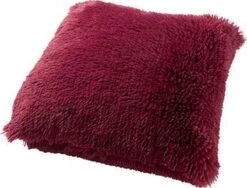 FLUFFY - Sierkussen Unikleur 60x60 Cm - Red Plum - Donkerroze - Inclusief Binnenvulling -Dutch Decor 1200x913 1