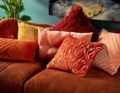 LEONA - Kussenhoes Velvet 45x45 Cm - Golden Glow - Geel - Panterprint - Exclusief Binnenkussen -Dutch Decor 1200x926 2