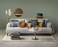 Dutch Decor - KAJA - Sierkussen Rond Velvet 40 Cm - Tobacco Brown - Bruin -Dutch Decor 1200x971